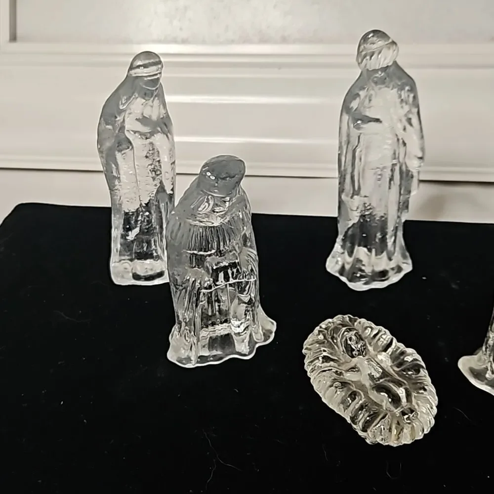 Elegant 6-Piece Clear Glass Nativity / Manger Set